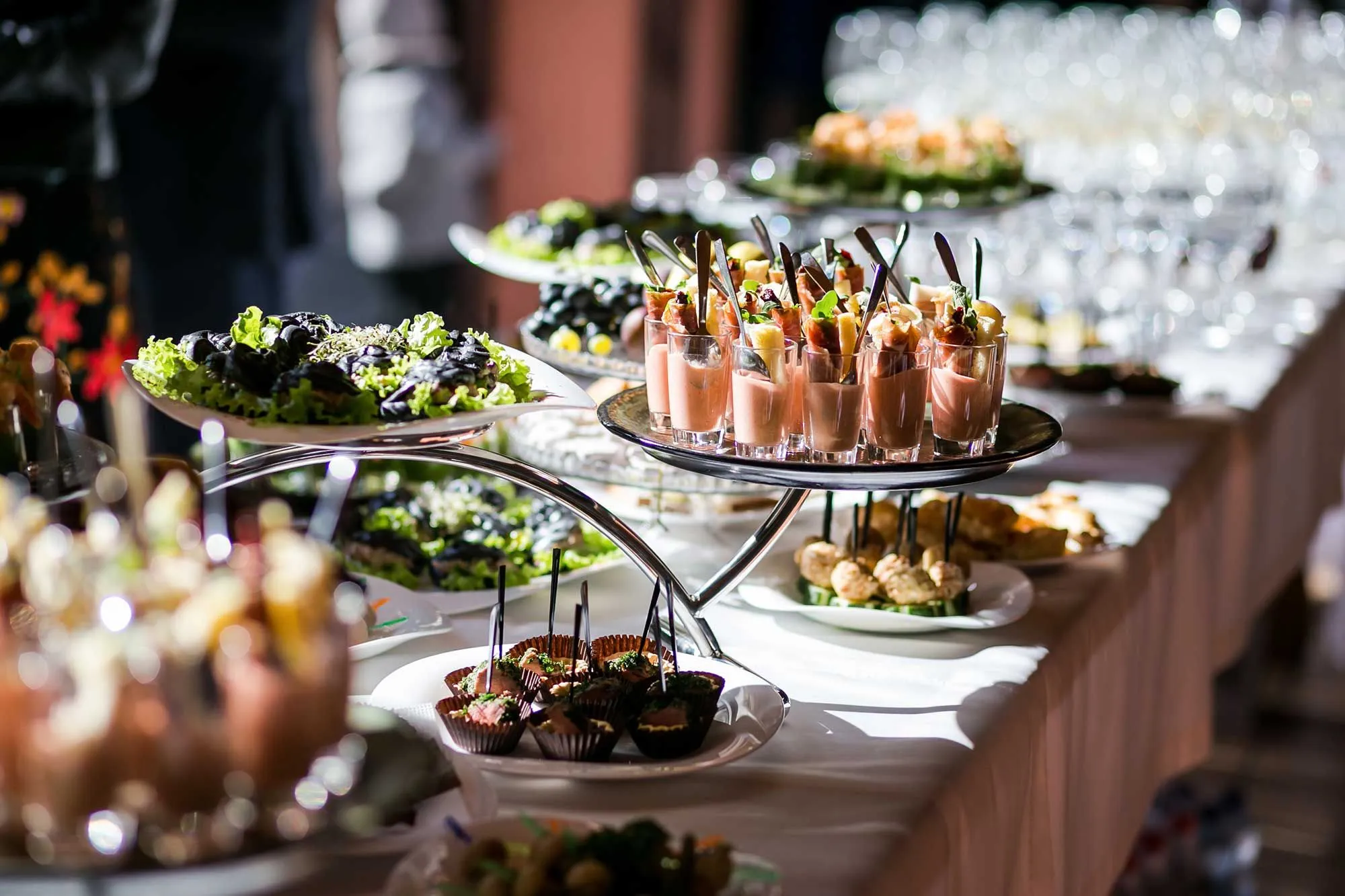 Buffet mit verschiedenen Speisen, Salaten und Brot